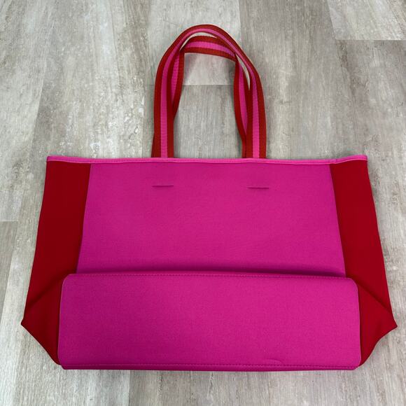 Summersalt The Perfect Beach Tote in Hibiscus & Lava Neoprene - Picture 2 of 9